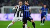 Pemain Inter Milan, Henrikh Mkhitaryan, kanan, dan pemain Juventus Teun Koopmeiners berebut bola selama pertandingan sepak bola Seri A Italia antara Juventus dan Inter Milan di Stadion Juventus di Turin, Italia, Senin dini hari WIB (17-2-2026). (Spada/LaPresse via AP)
