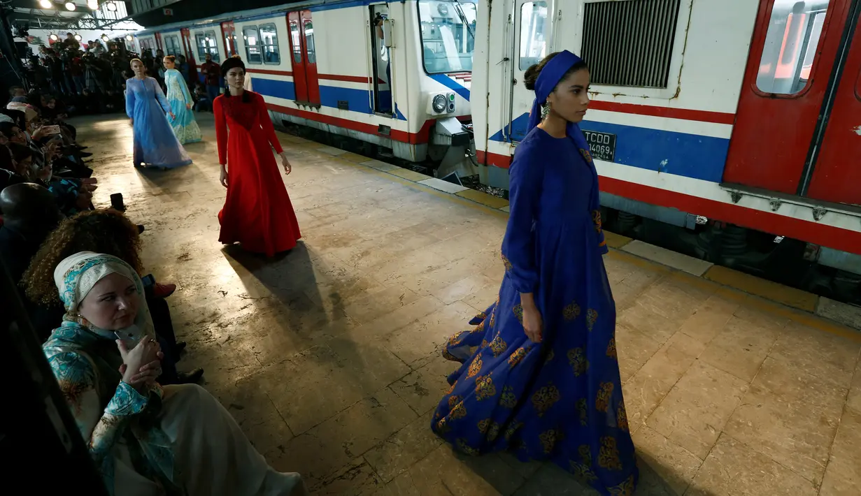 Model tampil dalam balutan busana muslim berwarna biru selama Istanbul Modest Fashion Week di stasiun kereta api Haydarpasa di Istanbul, Turki 13 Mei 2016. (REUTERS / Murad Sezer)