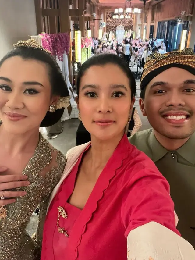 Marcella Zalianty kenakan kebaya saat Hadir Siraman Aaliyah Massaid. [@marcella.zalianty]