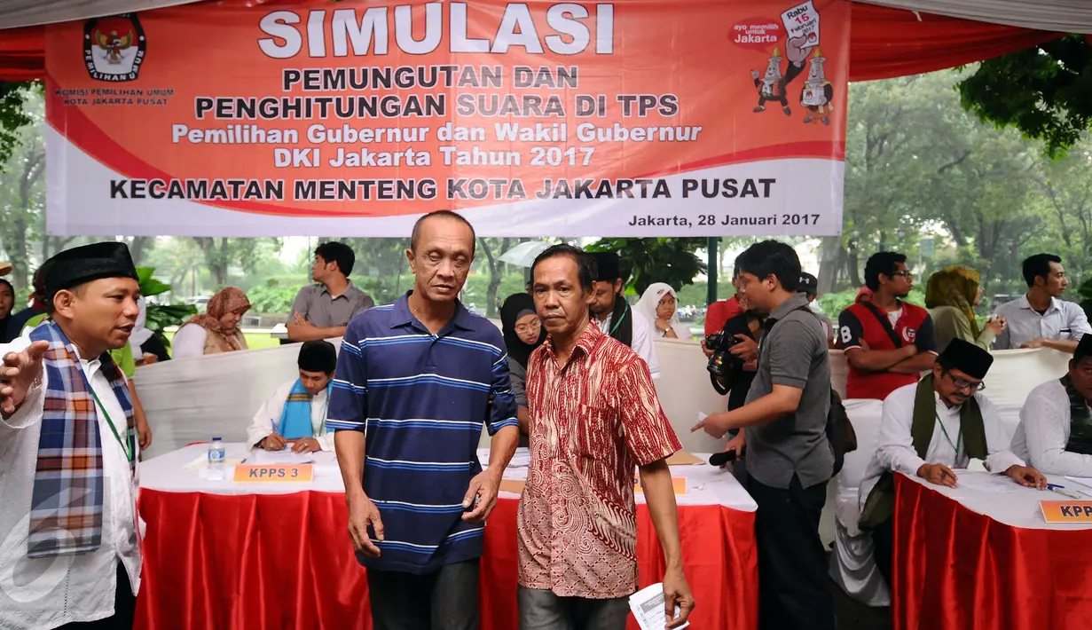 Penyandang disabilitas diantar menuju bilik suara dalam simulasi pemungutan dan penghitungan suara Pilkada DKI Jakarta di Taman Menteng, Sabtu (28/1). Simulasi ini mengedukasi pelaksanaan Pilkada DKI Jakarta, 15 Februari. (Liputan6.com/Helmi Fithriansyah)