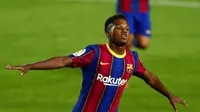 Selebrasi pemain Barcelona, Ansu Fati, setelah menjebol gawang Villlarreal pada pertandingan Liga Spanyol di Camp Nou, Senin (28/9.2020) dini hari WIB. (AP/Joan Monfor)