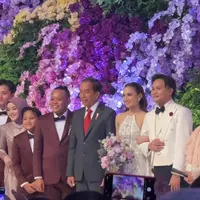 Selain dihadiri sejumlah rekan artis dan kerabat terdekat, rupanya Presiden Jokowi dan Ibu Negara Iriana Jokowi turut datang ke pesta pernikahan pasangan penyanyi ini. Berikut potretnya.