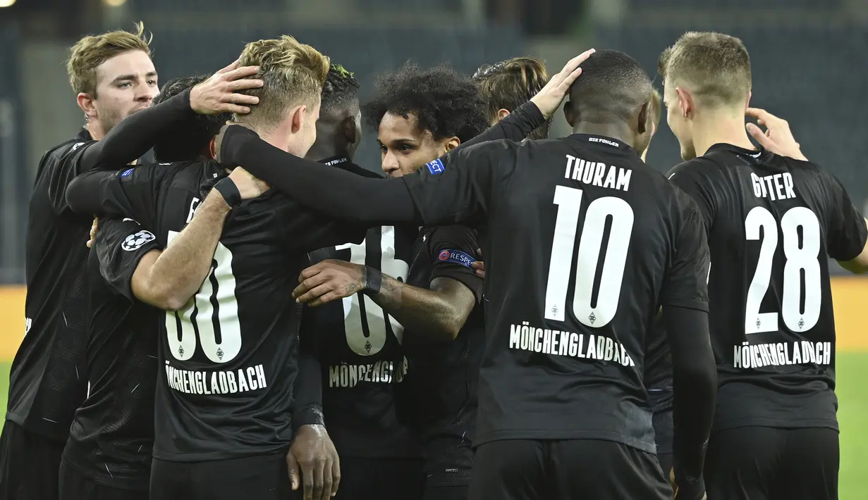 Para pemain Borussia Moenchengladbach, merayakan gol kedua Gladbach yang dicetak bek Nico Elvedi, dalam laga lanjutan Liga Champions 2020/21 Grup B melawan Shakhtar Donetsk di Moenchengladbach, Jerman, Kamis (26/11/2020). Gladbach menang 4-0 atas Shakhtar. (AFP/Ina Fassbender)