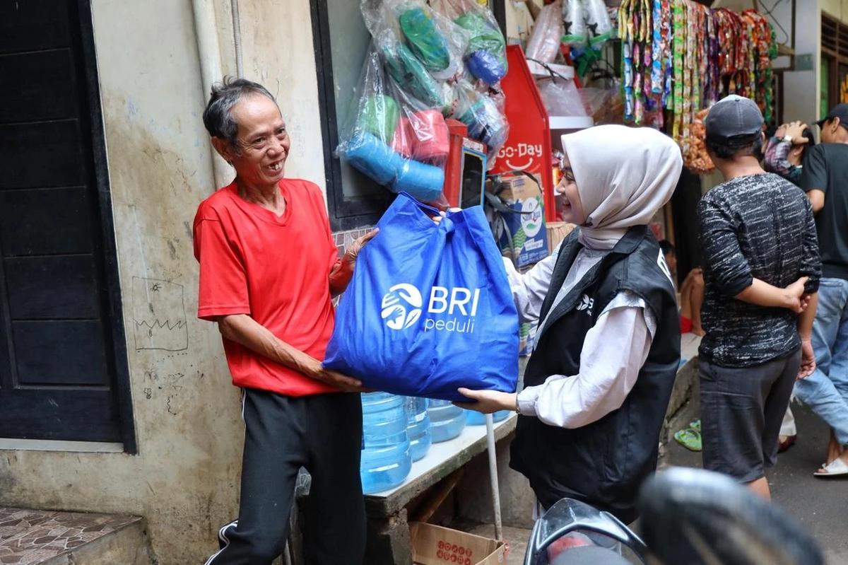 Program Berbagi Bahagia Bersama BRI. BRI salurkan bantuan sembako sebanyak 279 ribu paket kepada masyarakat.
