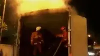 Sebuah truk tronton terbakar di Jalan TB Simatupang, Pasar Rebo, Jakarta Timur. (Liputan 6 SCTV)