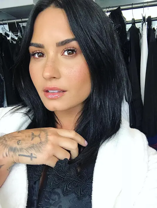 Tentunya Demi juga akan kembali sober alias tak lagi menyentuh alkohol. (instagram/ddlovato)