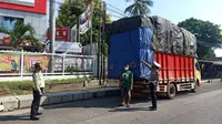 Satlantas Polres Situbondo, Menindak Tegas Truk ODOL di Jl. Basuki Rahmat Situbondo (Hermawan Arifianto/Liputan6.com)