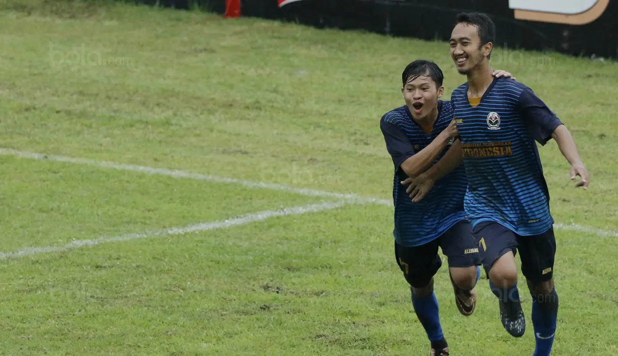 Para pemain UPI, Arga M Sopyan, melakukan selebrasi usai mencetak gol ke gawang UMM pada laga Torabika Cup 2017 di Stadion Cakrawala, Malang, Rabu (22/11/2017). UPI menang 1-0 atas UMM. (Bola.com/M Iqbal Ichsan)