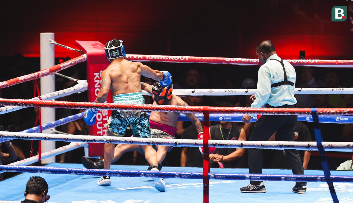 Bobby Saputra berhasil menjatuhkan Onadio Leonardo dalam laga Superstar Knockout Vol . 2 di Jakarta International Velodrome, Rawamangun, Jakarta Timur, Sabtu (7/12/2024).