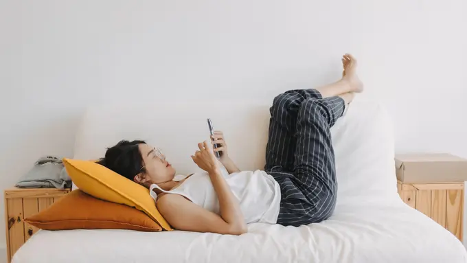 wanita juli menonton di ponsel