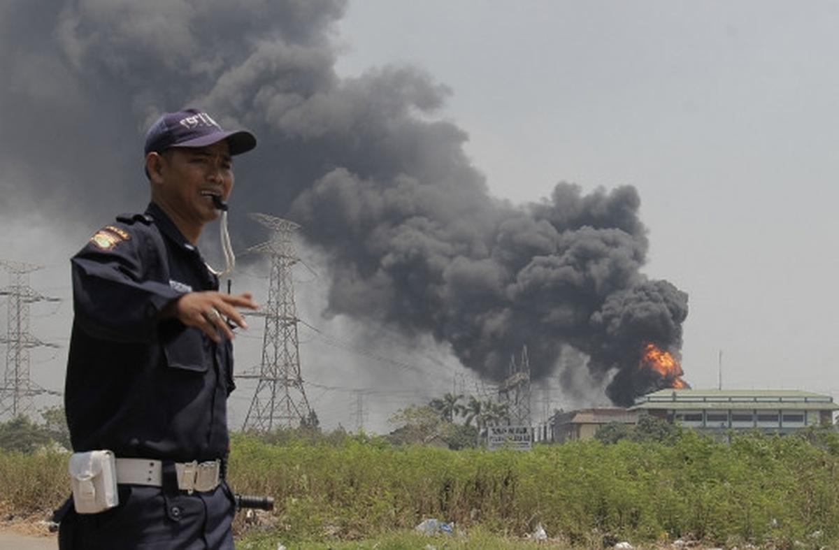 Kebakaran dahsyat lahap gardu induk PLN Kembangan