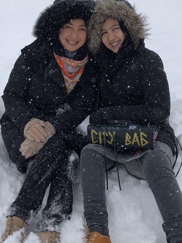 Disebut Makin Mirip, Ini 6 Momen Manis Dessy Ratnasari dan Putrinya