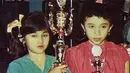 <p>Dua gadis cantik memegang piala tersebut merupakan penyanyi asal Bandung. Ya, potret berikut adalah Melly Goeslaw dan Nike Ardilla. Keduanya sama-sama sebagai penyanyi top dan berprestasi sejak kecil. Nike meninggal dunia pada tahun 1995 lalu. [Instagram/@melly_goeslaw]</p>