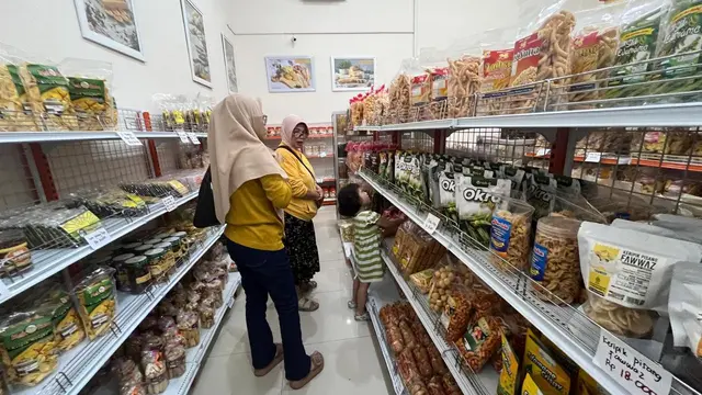 Toko oleh-oleh Aneka Sari Rasa tidak pernah sepi pengunjung. (foto: Istimewa)