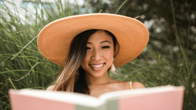 ilustrasi perempuan baca buku/Photo by Mental Health America (MHA) from Pexels