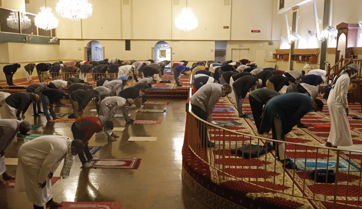 Umat Muslim melaksanakan sholat tarawih dengan menerapkan jarak sosial pada malam pertama bulan suci Ramadhan di Pusat Komunitas Muslim Chicago, Senin (13/4/2021). (AP Photo/Shafkat Anowar)