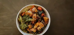 Mulai dari tahu teriyaki hingga mi jamur pedas, sajian berbahan nabati ini menawarkan rasa gurih yang cocok untuk menu sehari-hari. (Foto/Dok: Pexels)