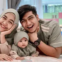 Sejak kehadiran Baby Moana, rumah tangga Ria Ricis dan Teuku Ryan semakin hangat dan bahagia. Pasangan yang dikenal romantis dan manis ini pun kerap memamerkan kebersamaannya dengan sang putri lewat foto-foto di Instagram. (Liputan6.com/IG/@riaricis1795)