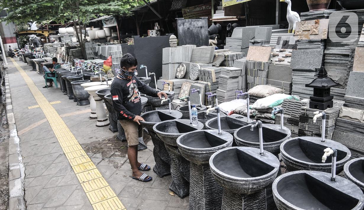 Berbagai jenis wastafel batu alam yang dijajakan di Jakarta, Rabu (15/7/2020). Dalam sebulan, Awan (30) mengaku dapat meraup omzet Rp20 juta dari hasil penjualan wastafel batu alam. (merdeka.com/Iqbal Nurgoho)
