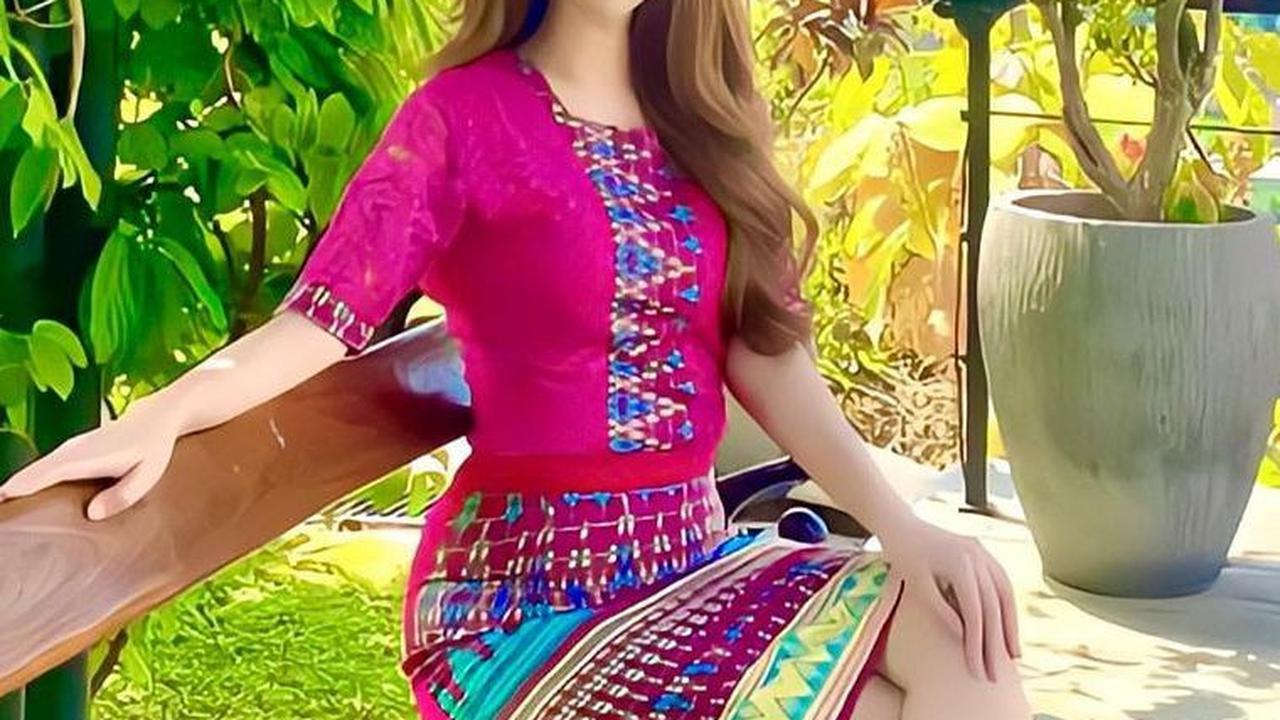 Selain sikapnya, parasnya ayunya tak luput dari pujian. Di usianya yang menginjak 43 tahun, wajahnya cantik awet muda. Ia bahkan sempat dikira sebagai ibu tiri dua anaknya karena wajahnya seperti sepantaran.