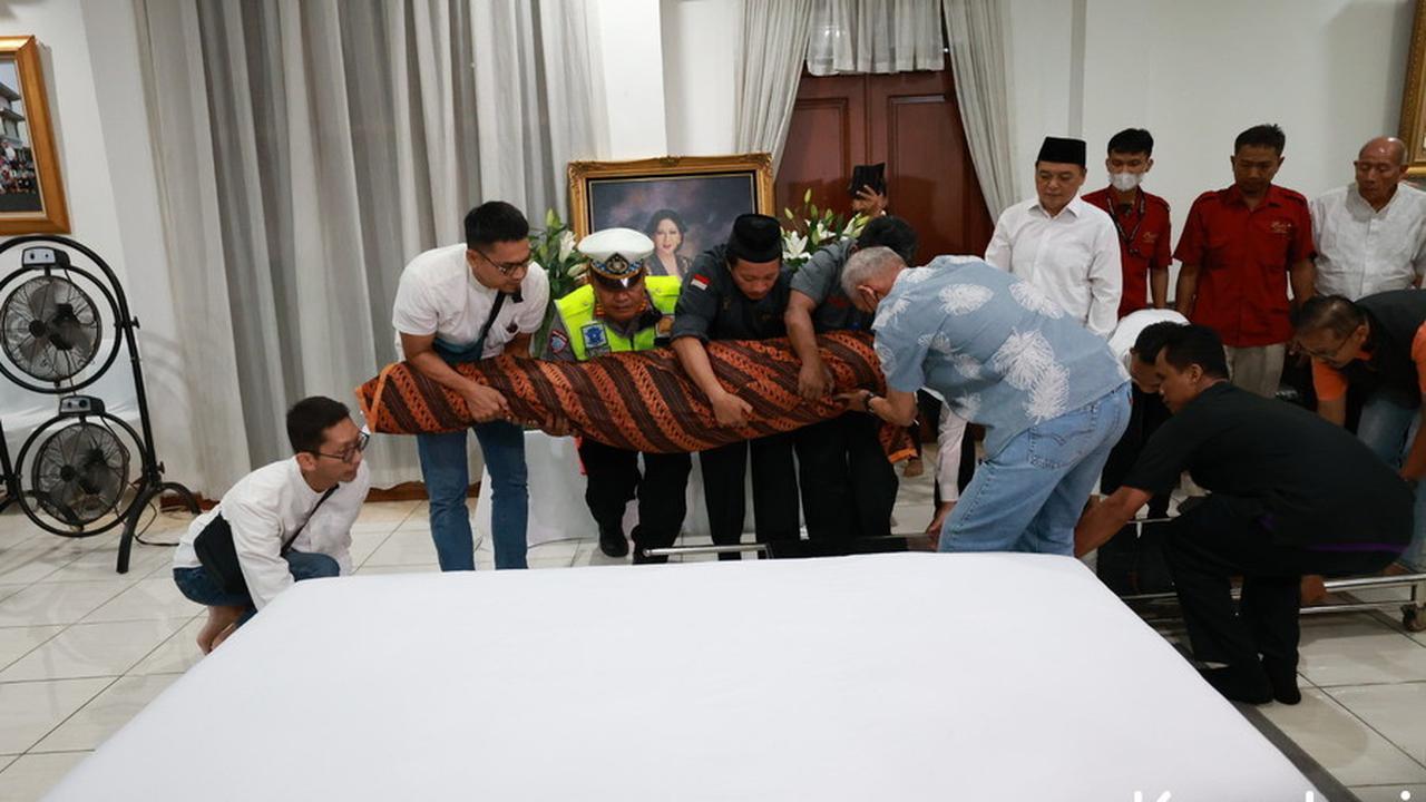 Potret Kedatangan Jenazah Mendiang Titiek Puspa di Rumah Duka, Disambut Isak Tangis Keluarga