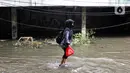 Hingga Kamis (30/1/2025) siang, jalan Bangun Nusa Raya di kawasan Cengkareng, Jakarta Barat masih tergenang air. (Magang/Liputan6.com/Muhammad Rizal)