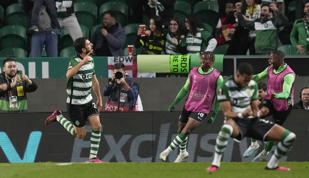 Pemain Sporting CP, Paulinho (kiri) merayakan gol kedua timnya ke gawang Arsenal pada laga leg pertama Liga Europa 2022/2023 di Jose Alvalade Stadium, Lisbon, Jumat (10/03/2023) dini hari WIB. Laga berakhir dengan skor imbang 2-2. (AP Photo/Armando Franca)