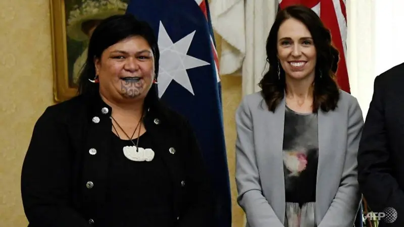 Nanaia Mahuta (kiri), yang memiliki moko kauae - tato tradisional Maori di dagu - dijadikan menteri luar negeri Selandia Baru oleh Perdana Menteri Jacinda Ardern.