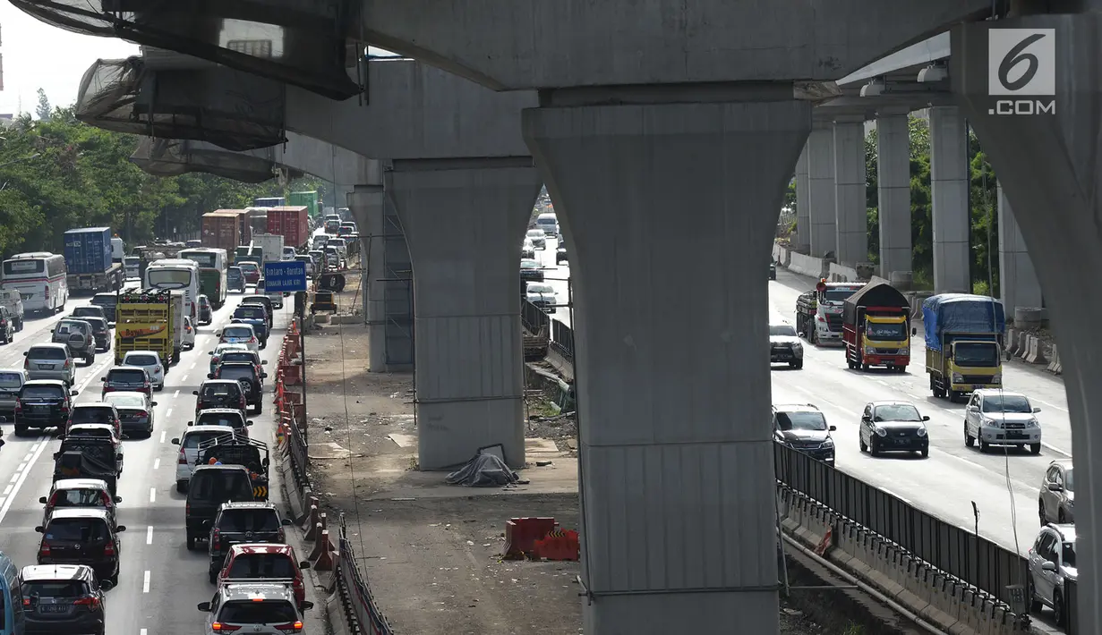 Kendaraan melintas di ruas jalan Tol Jakarta-Cikampek, Bekasi, Jawa Barat, Sabtu (29/12). Menghadapi libur panjang akhir tahun diperkirakan volume kendaraan meningkat hingga 30 persen. (Merdeka.com/Imam  Buhori)