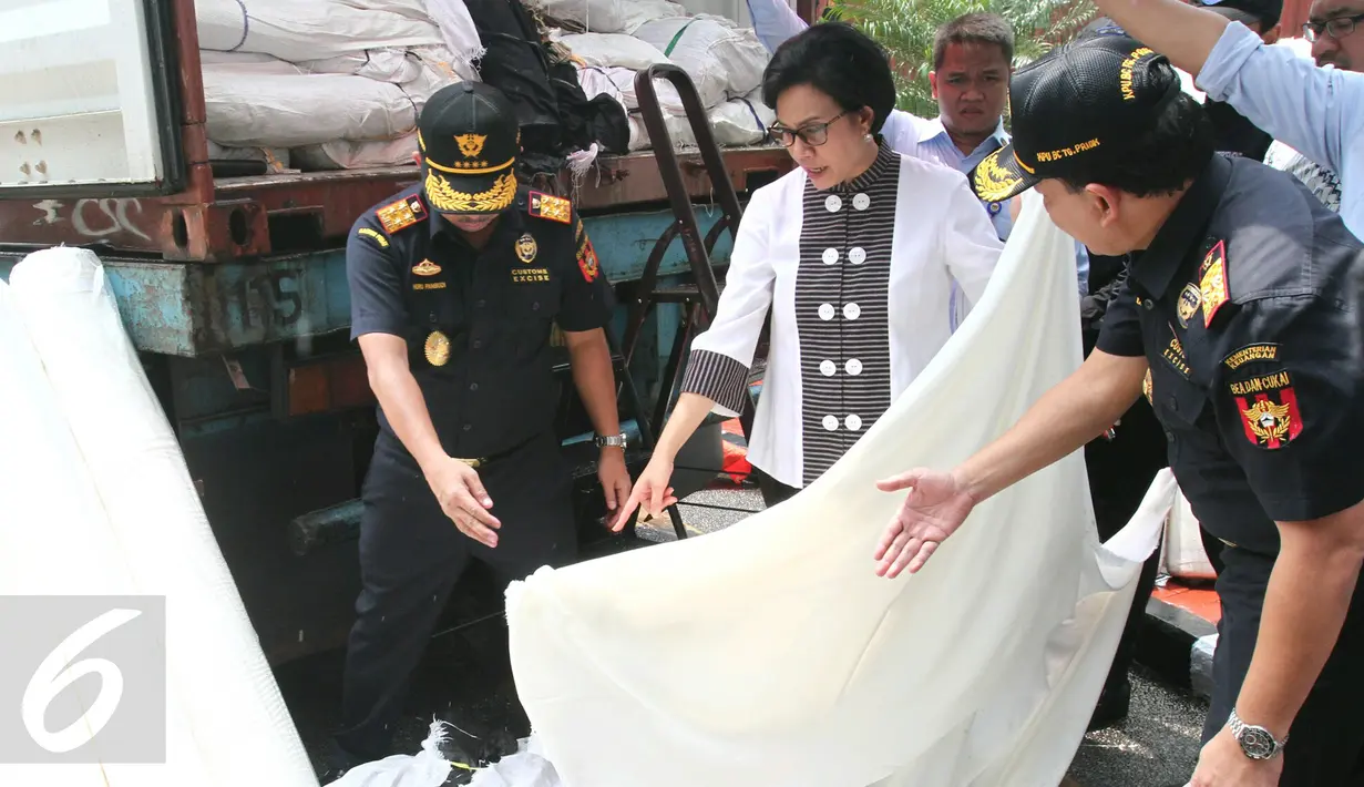 Menkeu Sri Mulyani mendengarkan penjelasan terkait barang tekstil selundupan di Jakarta, Rabu (3/5). Berdasarkan hasil audit investigasi, kerugian negara akibat pelanggaran ini diperkirakan kurang lebih sebesar Rp118 Miliar. (Liputan6.com/Angga Yuniar)