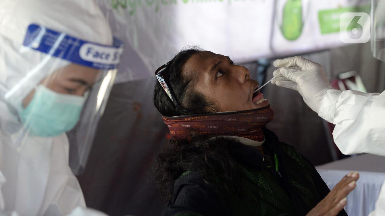 FOTO: Ratusan Pengemudi Ojek Online Ikuti Swab Test COVID-19 Gratis di Tangsel