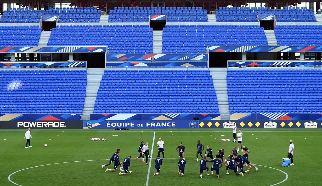 Pelatih Prancis, Didier Deschamps dan para pemainnya menghadiri sesi latihan di Stadion Groupama di Decines-Charpieu dekat Lyon, Senin (6/9/2021). Prancis akan berhadapan dengan Finlandia dalam lanjutan Kualifikasi Piala Dunia 2022 zona Eropa Grup D, Rabu (8/9) dinihari. (FRANCK FIFE / AFP)