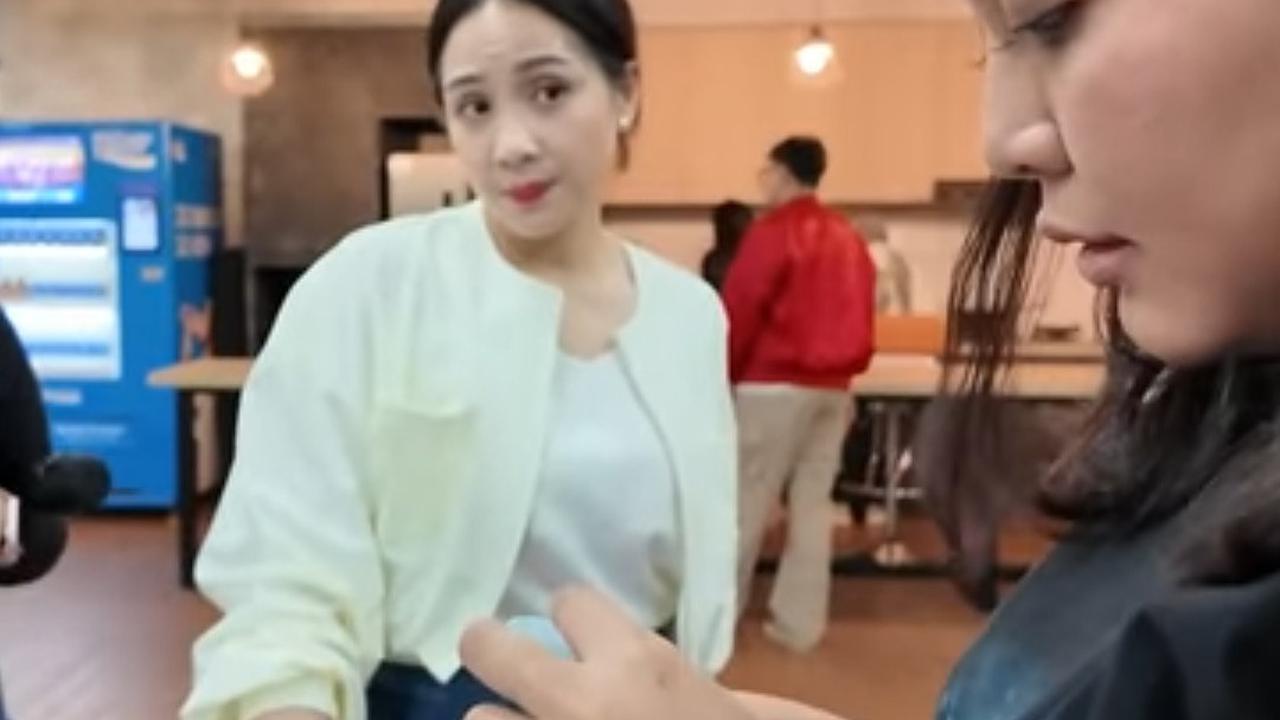 Potret Nagita Slavina Heboh Jualan Berlian ke Karyawan di Kantor, Strategi Marketing Sukses & Dagangan Laris Manis