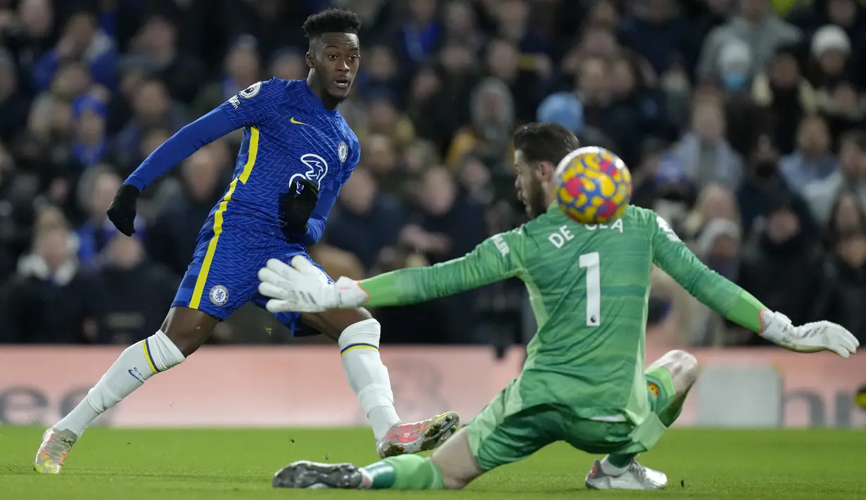Penyerang Chelsea, Callum Hudson-Odoi berusaha memasukan bola ke gawang kiper Manchester United, David de Gea selama pertandingan lanjutan Liga Inggris di di stadion Stamford Bridge, London, Senin (29/11/2021). Chelsea masih di peringkat pertama dengan 30 poin. (AP Photo/Kirsty Wigglesworth)