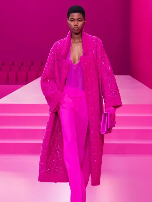 Potongan pakaian dengan nuansa beragam terlihat menawan dan seduktif.