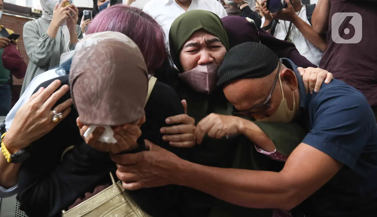 Reaksi keluarga  terdakwa kasus dugaan perintangan penyidikan pada kasus pembunuhan Brigadir Yosua, Irfan Widyanto usai sidang putusan di Pengadilan Negeri Jakarta Selatan, Jumat (24/2/2023).  Polisi yang berpangkat AKP ini disebut majelis hakim menuruti perintah Ferdy Sambo yang saat itu menjabat Kadiv Propam Polri untuk menutupi penyebab kematian Brigadir J. (Liputan6.com/Herman Zakharia)