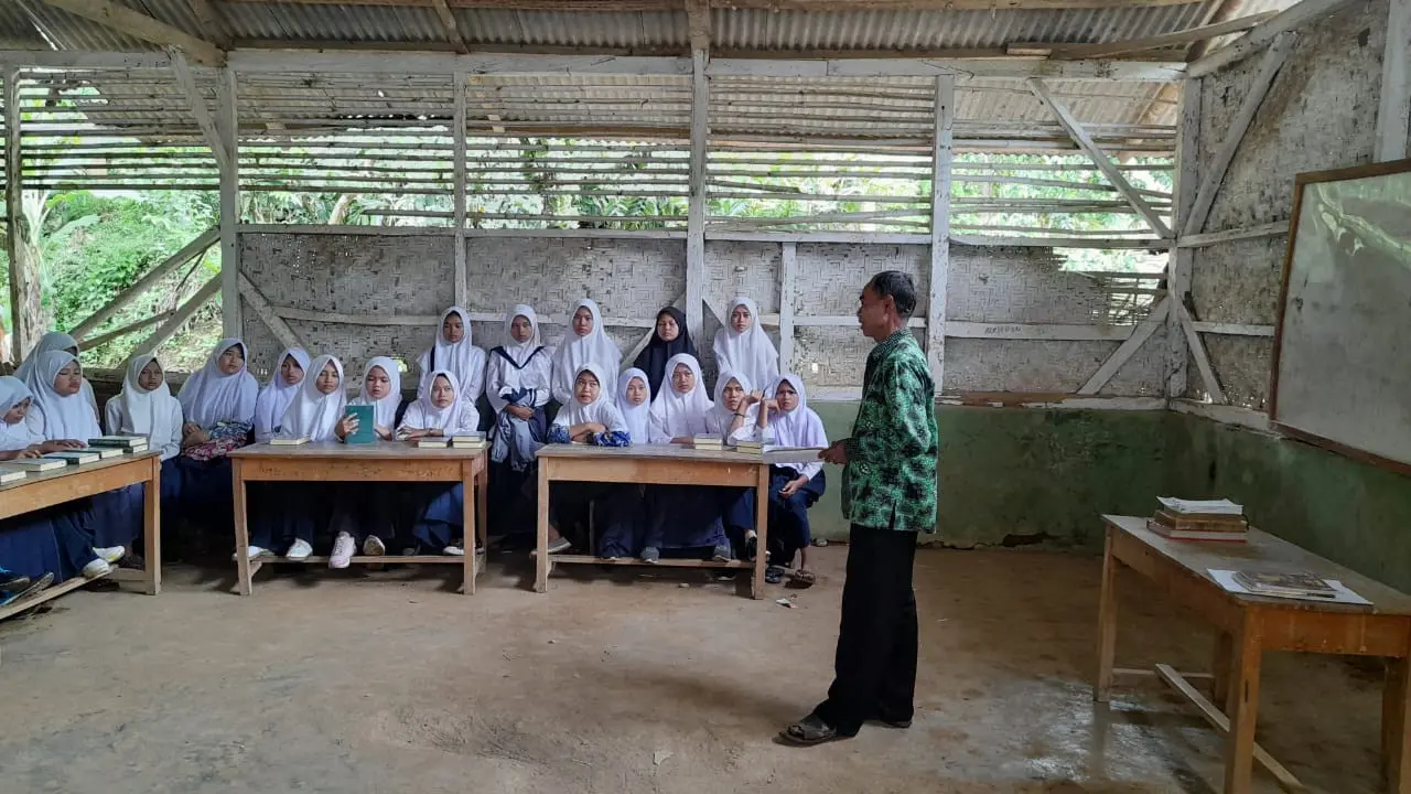 Salah satu contoh kerusakan ruang kelas Sekolah Dasar (SD) dengan ketegori berat di Garut, Jawa Barat, yang harus segera mendapatkan pembangunan dari pemerintah. (Liputan6.com/Jayadi Supriadin)