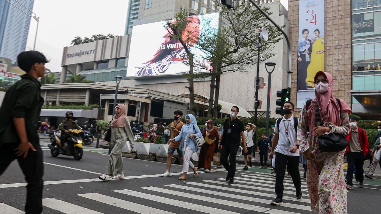 Para pekerja menyeberangi jalan saat jam pulang kantor di kawasan Jalan MH. Thamrin, Jakarta, Jumat (31/5/2024). Pemerintah menegaskan bahwa kebijakan pemotongan gaji para pekerja swasta maupun ASN/PNS untuk program Tabungan Perumahan Rakyat (Tapera) tak 