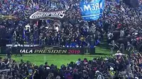 Arema Juara Piala Presiden 2019, Lautan Aremania Sesaki Tengah Lapangan Stadion Kanjuruhan