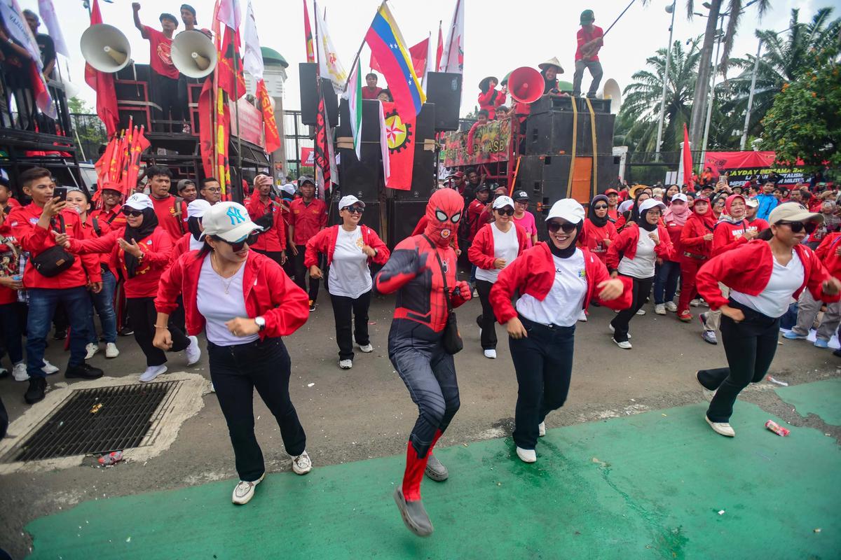 FOTO: Buruh  dan Mahasiswa Gelar Aksi May Day di Depan DPR