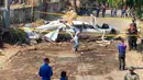 Lokasi jatuhnya Helikopter bell 429 yang membawa kepala polisi Filipina ditutup di San Pedro, selatan Manila, Kamis (5/3/2020). Tidak ada yang tewas dalam kejadian tersebut, dan semua penumpang dibawa ke rumah sakit untuk menjalani perawatan. (AP/Aaron Favila)