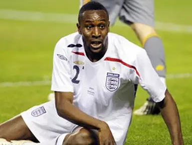 England's forward Carlton Cole reacts during a friendly football match against Spain at the Ramon Sanchez Pizjuan in Sevilla stadium on February 11, 2009. Spain won 2-0. AFP PHOTO / CRISTINA QUICLER 