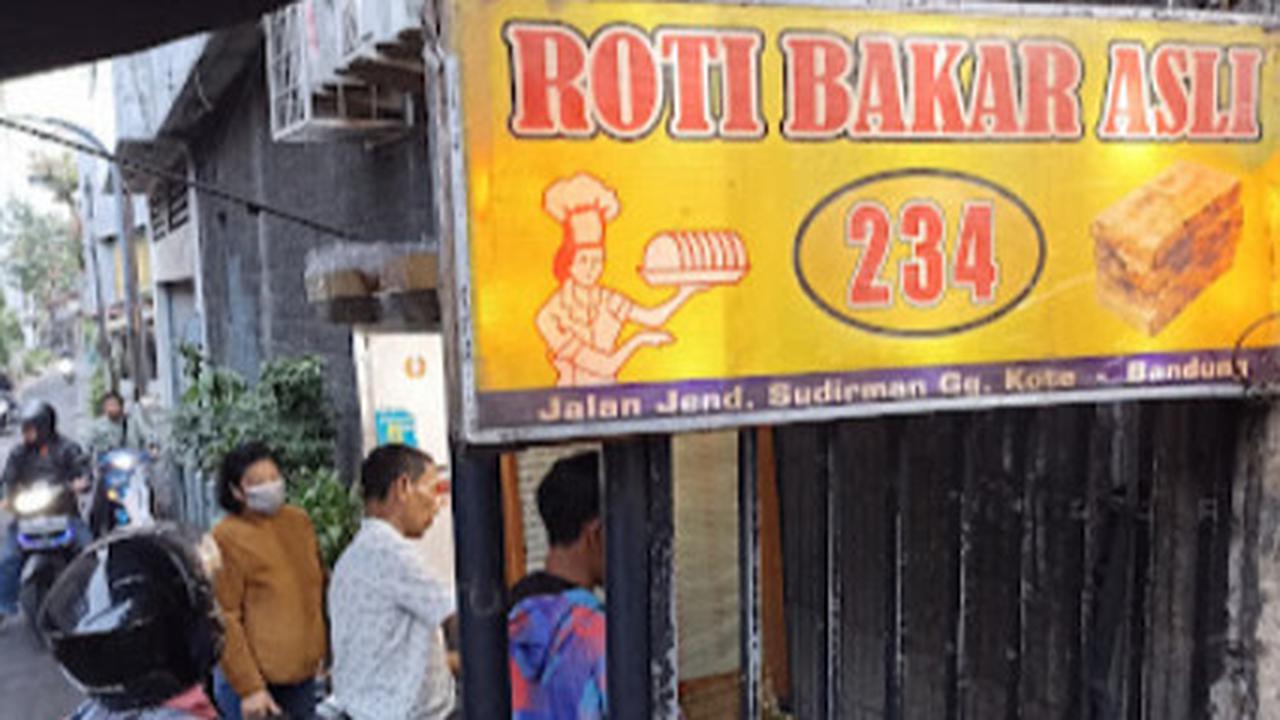 Beneran Dibakar Tak Dipanggang, Kedai Roti Bakar 'Nyempil' di Bandung Ini Legendaris Sejak 1969