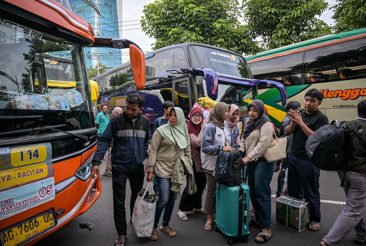 FOTO: Ribuan Warga Antusias Ikuti Program Mudik Gratis di Surabaya