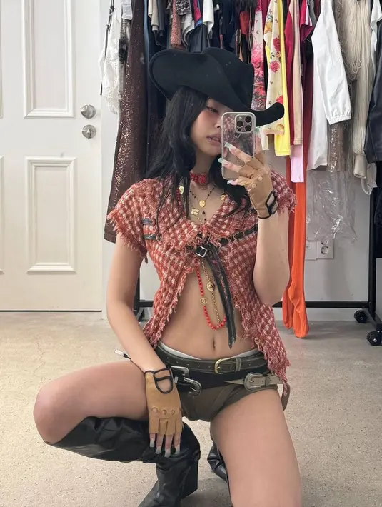 Berbeda dengan Lisa, Jennie menunjukkan pesona gadis berani saat umumkan comeback lagu terbarunya yang berjudul ‘Mantra’. [@jennierubyjane].