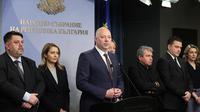 Perdana Menteri Bulgaria Rosen Zhelyazkov mengumumkan pengunduran diri pemerintah setelah gelombang protes massal, dalam sesi di Parlemen Bulgaria, Sofia, Kamis (11/12/2025). (Dok. Bulgarian News Agency via AP)