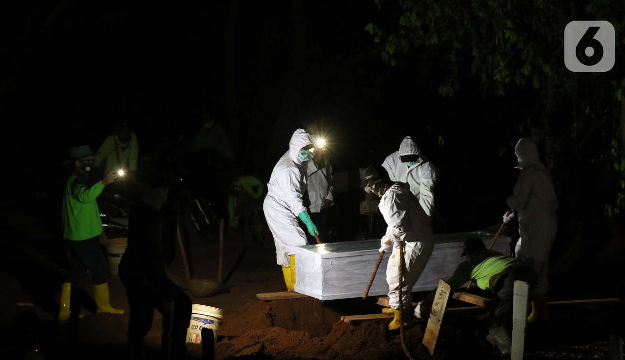 Proses pemakaman jenazah dengan protokol COVID-19 di TPU Pondok Ranggon, Jakarta, Sabtu (19/9/2020). Hingga Sabtu (19/9), angka positif COVID-19 di Indonesia bertambah menjadi 240.687 orang, sembuh 174.350 dan meninggal dunia 9.448. (Liputan6.com/Helmi Fithriansyah)