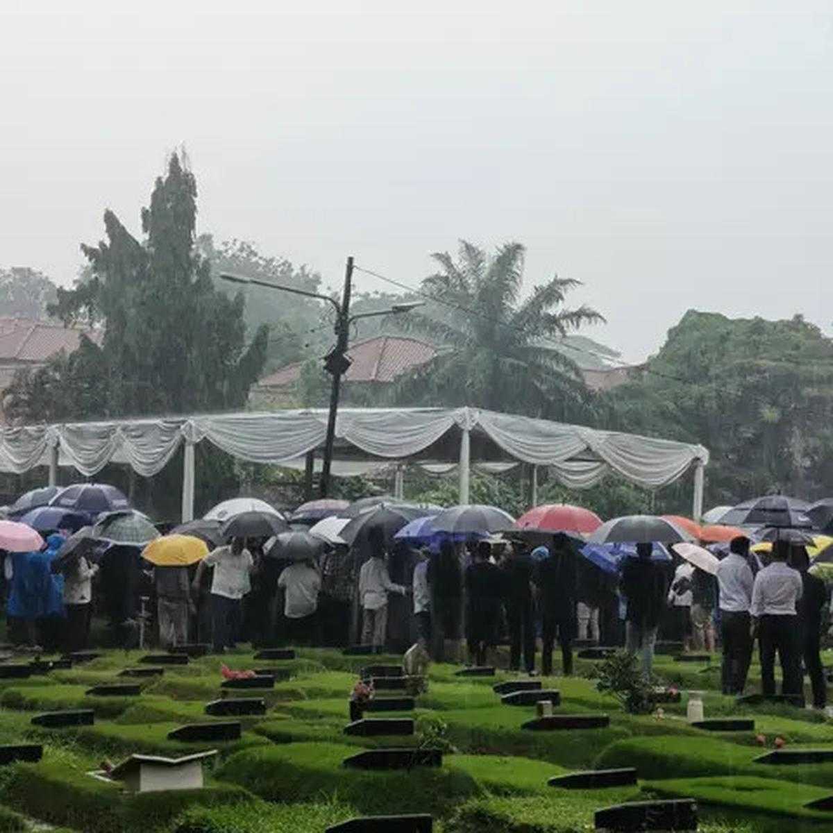 Pemakaman Jenazah Suami Najwa Shihab Diiringi Hujan, Quraish Shihab: Ini Tanda Rahmat Tuhan
