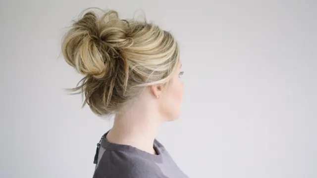 Punya Rambut Keriting, Coba Buat Cepol Super Simpel Ini, Yuk!