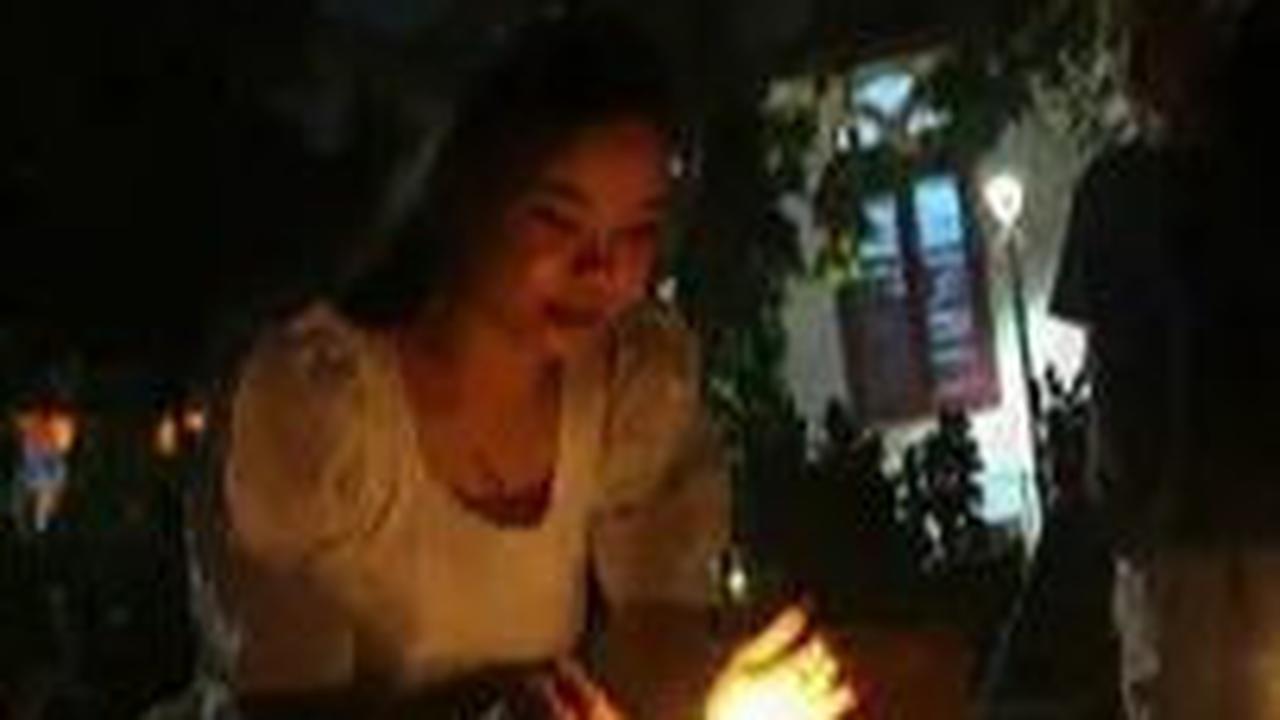 Warga keturunan Portugis menyalakan lilin saat melakukan ziarah ke makam leluhur mereka pada malam Natal di kompleks Gereja Protestan Indonesia Barat (GPIB) Tugu, Semper Barat, Cilincing, Jakarta Utara, Minggu (24/12/2023).